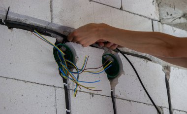 Evde elektrik tesisatı var. Elektrik kablosu döşemesi. Seçici odak