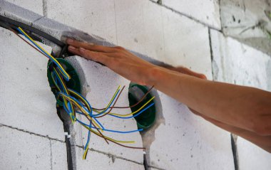 Evde elektrik tesisatı var. Elektrik kablosu döşemesi. Seçici odak
