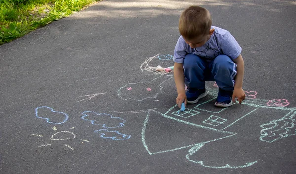 Enfants Dessinant Sur Asphalte Maison Familiale Concentration Sélective — Photo