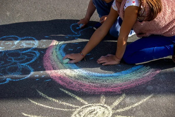 Mädchen Zeichnet Regenbogen Sonne Auto Mit Kreide Auf Den Asphalt — Stockfoto