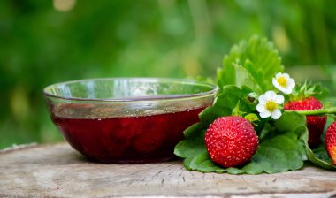 Çilek reçeli, ahşap arka planda reçel, çevre dostu ürün. Seçici odak