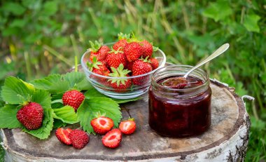 Çilek reçeli, ahşap arka planda reçel, çevre dostu ürün. Seçici odak