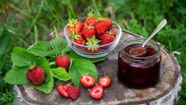 Çilek reçeli, ahşap arka planda reçel, çevre dostu ürün. Seçici odak