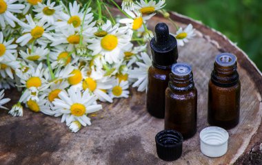 Ahşap arka planda papatya yağı. Seçici odak