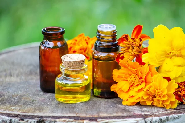 Essentiële Oliën Geneeskrachtige Bloemenkruiden Selectieve Focus — Stockfoto