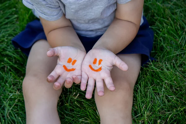 Niño Estaba Acostado Hierba Verde Sonríe Con Pinturas Las Piernas —  Fotos de Stock