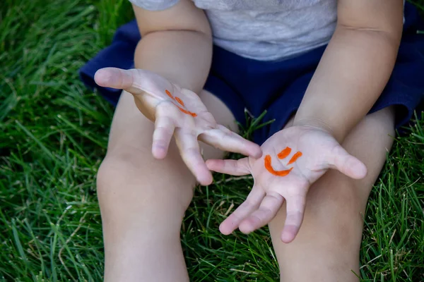 Niño Estaba Acostado Hierba Verde Sonríe Con Pinturas Las Piernas — Foto de Stock