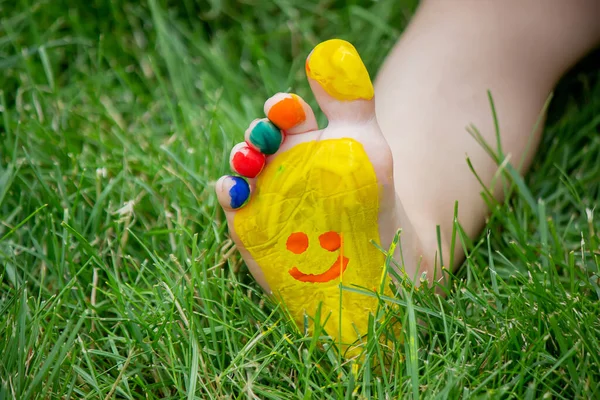 Niño Estaba Acostado Hierba Verde Sonríe Con Pinturas Las Piernas —  Fotos de Stock