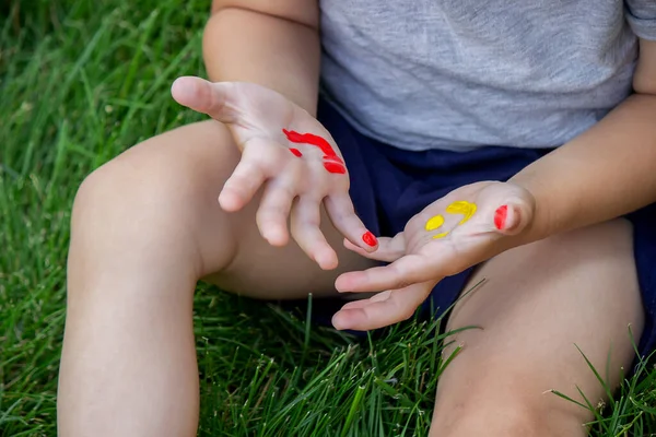 Niño Estaba Acostado Hierba Verde Sonríe Con Pinturas Las Piernas —  Fotos de Stock