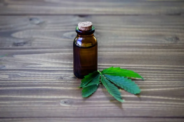 Cannabis Leaves Wood Background Bottles Cannabis Oil Selective Focus — Stock Photo, Image