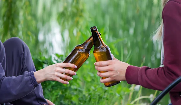 Hand Man Holding Beer Bottle Nature Rest River Nature Selective — Fotografia de Stock