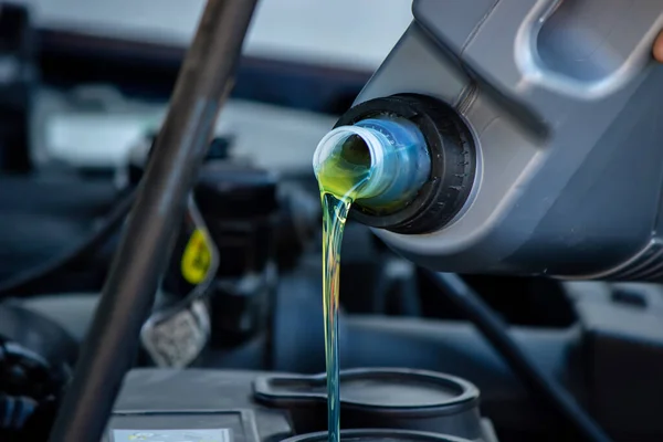 Auto Mechanic Changing Oil Pours Oil Car Engine Selective Focus — Stock Photo, Image