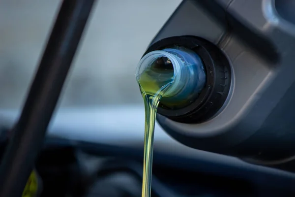 Auto Mechanic Changing Oil Pours Oil Car Engine Selective Focus — Stock Photo, Image