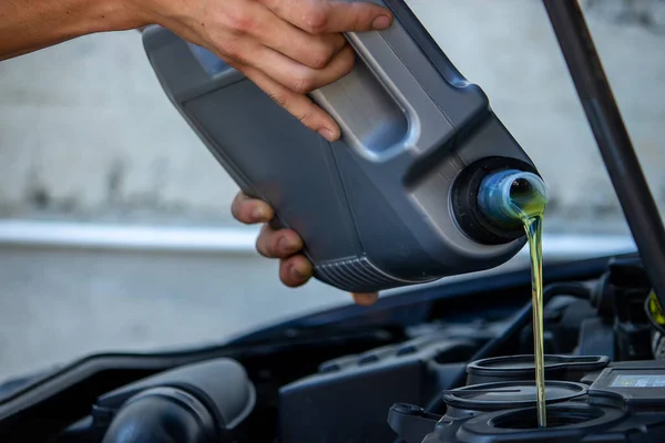 Auto Mechanic Changing Oil Pours Oil Car Engine Selective Focus — Stock Photo, Image