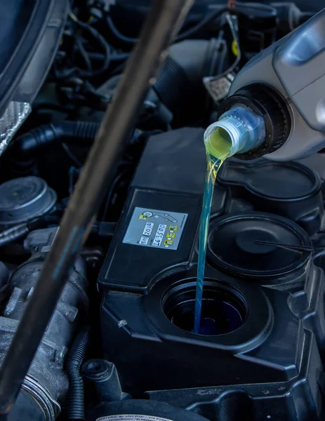 Auto Mechanic Changing Oil Pours Oil Car Engine Selective Focus — Stock Photo, Image