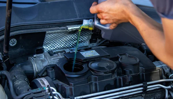 Auto Mechanic Changing Oil Pours Oil Car Engine Selective Focus — Stock Photo, Image