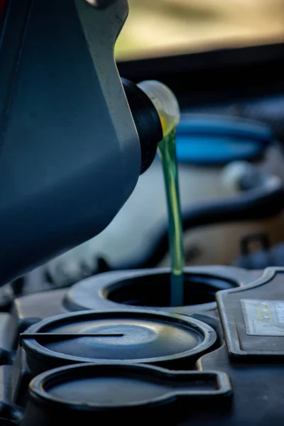 Auto Mechanic Changing Oil Pours Oil Car Engine Selective Focus — Stock Photo, Image