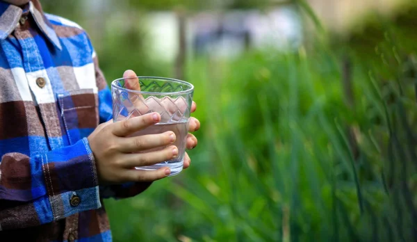 Vatten Ett Glas Händerna Ett Barn Och Far Naturen Selektiv — Stockfoto