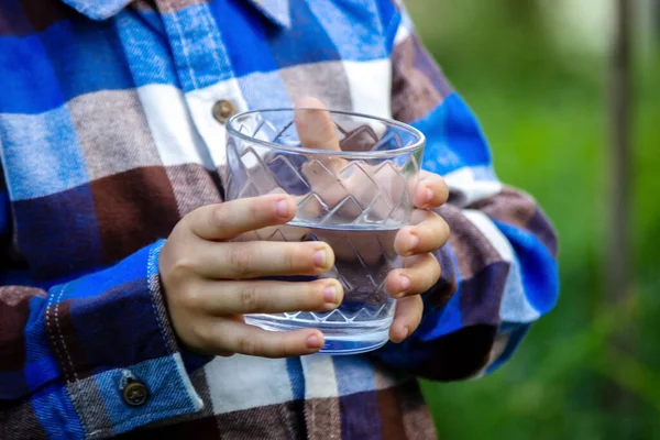 Água Copo Nas Mãos Uma Criança Pai Natureza Foco Seletivo — Fotografia de Stock