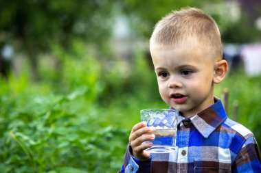 Çocuk doğada temiz su içer. Seçici odak