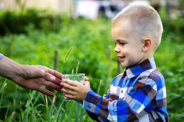 Child Drinks Clean Water Nature Selective Focus — Stock Photo, Image