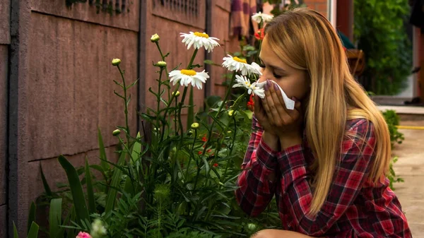 Alergia Das Raparigas Flores Natureza Foco Seletivo — Fotografia de Stock
