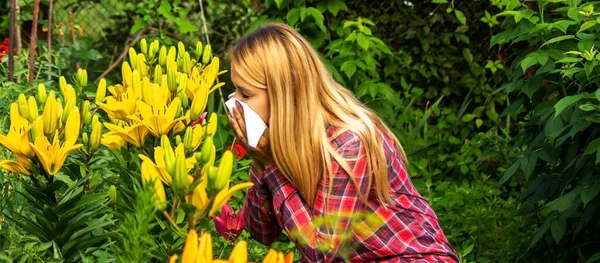Alergia Las Chicas Las Flores Naturaleza Enfoque Selectivo — Foto de Stock