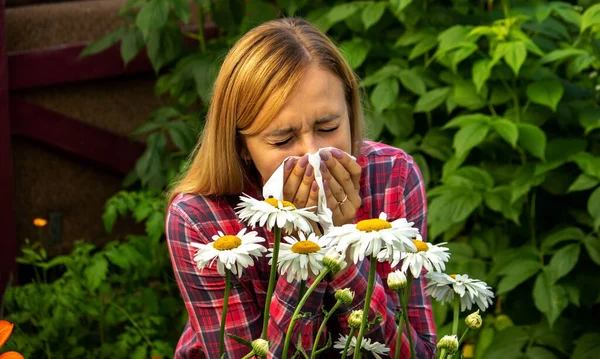 Mädchenallergie Gegen Blumen Die Natur Selektiver Fokus — Stockfoto