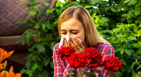 Αλλεργία Του Κοριτσιού Στα Λουλούδια Φύση Επιλεκτική Εστίαση — Φωτογραφία Αρχείου