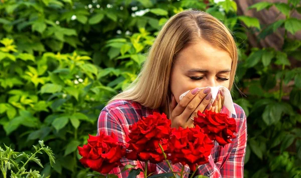 Alergi Gadis Terhadap Bunga Alam Fokus Selektif — Stok Foto