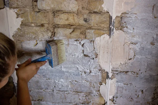 Mujer Pinta Pared Con Pincel Construcción Enfoque Selectivo —  Fotos de Stock