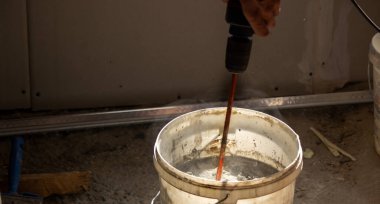 Duvara sıva yapan adam. İnşaat, tamirat. Seçici odak