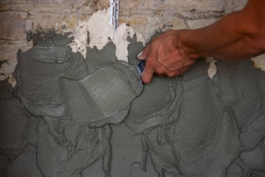 Duvara sıva yapan adam. İnşaat, tamirat. Seçici odak