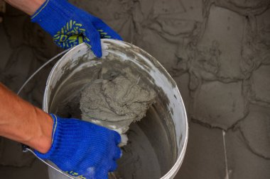 Duvara sıva yapan adam. İnşaat, tamirat. Seçici odak