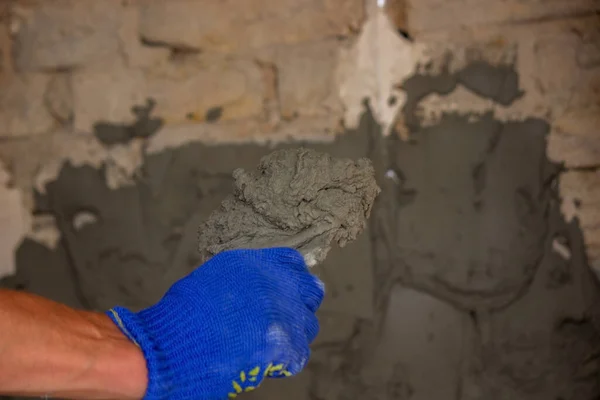 Homem Rebocar Parede Construção Reparos Casa Foco Seletivo — Fotografia de Stock