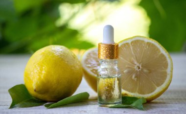 Bir şişe limon yağı alternatif bir ilaçtır. Seçici odak