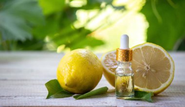 Bir şişe limon yağı alternatif bir ilaçtır. Seçici odak
