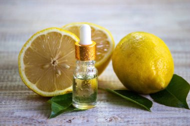 Bir şişe limon yağı alternatif bir ilaçtır. Seçici odak