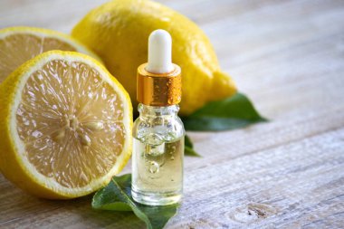 Bir şişe limon yağı alternatif bir ilaçtır. Seçici odak