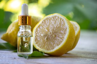 Bir şişe limon yağı alternatif bir ilaçtır. Seçici odak