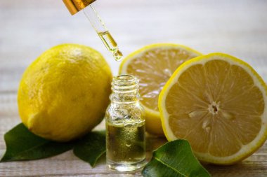 Bir şişe limon yağı alternatif bir ilaçtır. Seçici odak