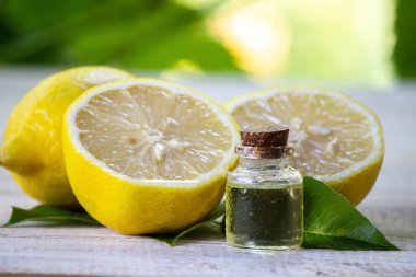 Bir şişe limon yağı alternatif bir ilaçtır. Seçici odak