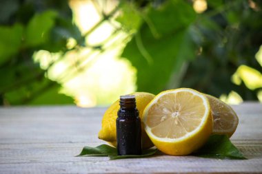 Bir şişe limon yağı alternatif bir ilaçtır. Seçici odak