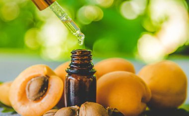 Küçük bir şişede kayısı çekirdeği yağı. Seçici odaklanma. Doğa.