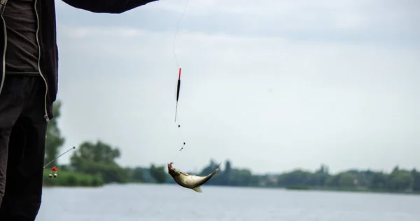 Caña Pescar Rueda Primer Plano Hombre Pesca Con Hermoso Amanecer — Foto de Stock