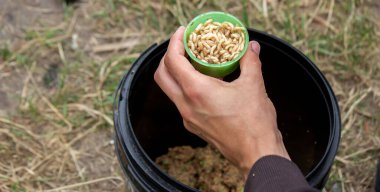 Dağın arka planında ve seçici odaklı ahşap bir şamandırada balık avı, doğa.