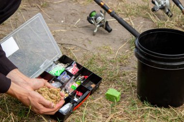 Dağın arka planında ve seçici odaklı ahşap bir şamandırada balık avı, doğa.