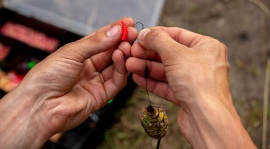 Dağın arka planında ve seçici odaklı ahşap bir şamandırada balık avı, doğa.