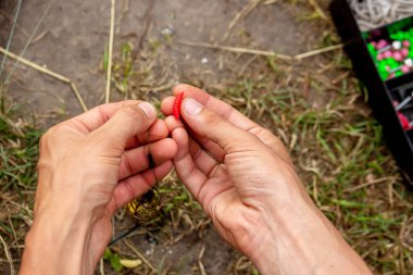 Dağın arka planında ve seçici odaklı ahşap bir şamandırada balık avı, doğa.
