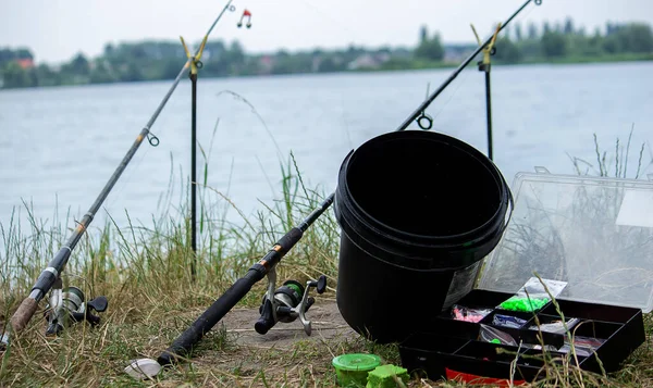 Rybářské Náčiní Břehu Řeky Prut Návnady Točící Prut Ryby Příroda — Stock fotografie